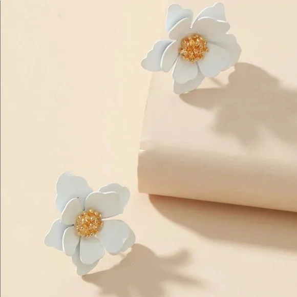 •White Flower Design Stud Earrings• - Picture 3 of 3